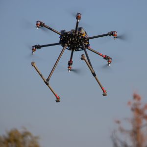 Drone in volo sotto 300x300 BW1NZ1