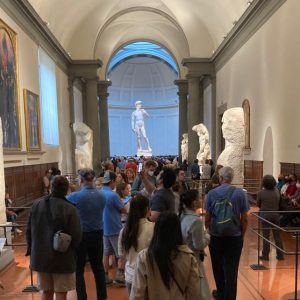 Galleria dellAccademia di Firenze con pubblico e1664528078772 300x300 jPnGWp