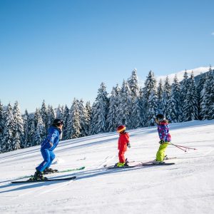 Dolomiti Paganella Family lezione di sci inverno 2020.ph . Oliver Astrologo 2 min 300x300 S8EE2r