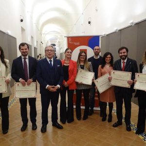 I premiati con il Rettore Lucio dAlessandro e il presidente ALSOB Maria Cristina Gaeta 300x300 KAezVU