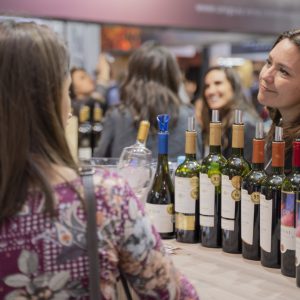 Vino: al via piano promozione internazionale Vinitaly con Roadshow in Cina e Wine South America