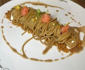 A Napoli lo spaghetto con cioccolato, gamberoni e foglie d’oro di Scicchitano diventa un fenomeno social