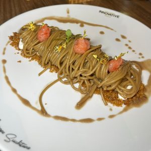 A Napoli lo spaghetto con cioccolato, gamberoni e foglie d’oro di Scicchitano diventa un fenomeno social
