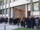 Milano rende omaggio a Giorgio Armani: lunga fila alla camera ardente