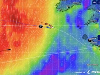 Barca a vela DMG MORI Global One su acqua piatta con vele spiegate, in navigazione durante The Ocean Race Atlantic.
