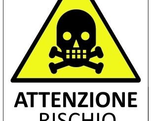 Cartello giallo triangolare con teschio e ossa incrociate e scritta 'Attenzione Rischio Amianto'