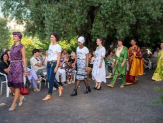 Donne in passerella durante la sfilata di moda solidale 'Fili di Speranza' con tessuti africani al Noviziato Internazionale a Roma.