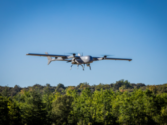 Drone Airbus U050 Capa-X in volo con alberi sullo sfondo