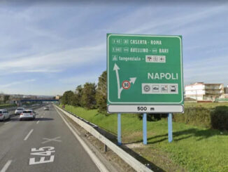 Tratto autostradale A3 con cartello stradale di indicazione verso Napoli, Caserta-Roma e Avellino-Bari.