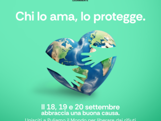 Poster con logo di Puliamo il Mondo, cuore-terra abbracciato da mani verdi e scritta "Chi lo ama, lo protegge."
