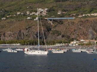 Barche ancorate davanti alla costa calabrese durante l’evento Mare Dentro
