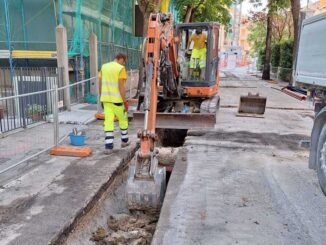 Macchinari e operai al lavoro per il rinnovo della rete sottoservizi in via Tumiati a Pesaro
