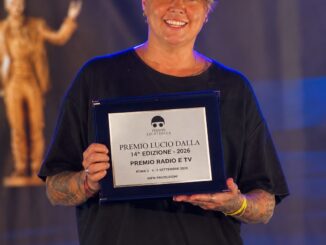 Fotografia di Angelo Rodà con targhe e trofeo del Premio Lucio Dalla 14^ edizione 2026