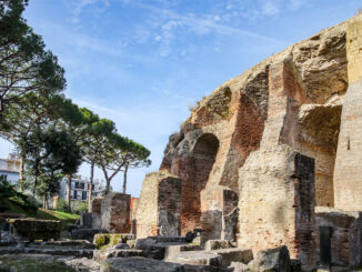 Scorcio archeologico a Pozzuoli con cielo azzurro e vegetazione