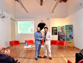 Evento della Giornata Mondiale della Fisioterapia con consegna di riconoscimento e partecipanti in sala a Catanzaro
