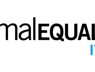 Persone partecipano a una manifestazione organizzata da Animal Equality con cartelloni e installazioni dedicate al benessere degli animali d'allevamento in Europa.