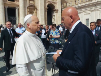 Incontro tra Marco Rizzo e il Papa Leone XIV in piazza San Pietro