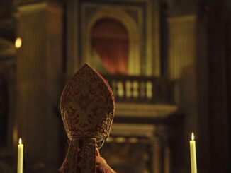 Locandina del film 'O SANG. IL MIRACOLO DI SAN GENNARO' con un uomo che alza una reliquia sacra in mezzo a una folla durante una processione.