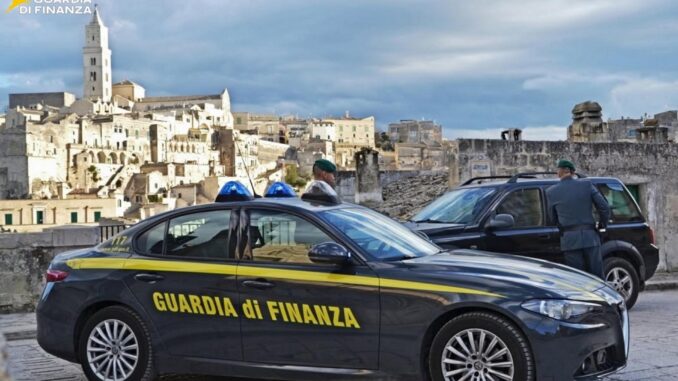 Militari della Guardia di Finanza in ufficio durante l'indagine su un medico accusato di truffa alla ASL di Matera