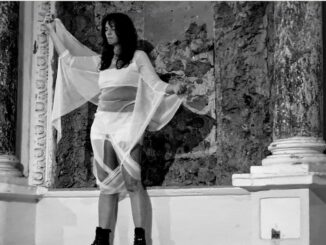 Attrice in scena durante lo spettacolo "Magia per La Tempesta" al Teatro Tordinona di Roma, settembre 2026.